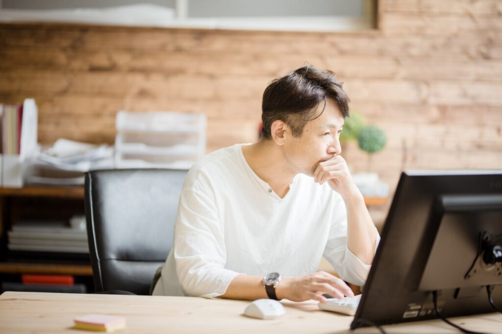 PHPエンジニアのリモートワークする男性