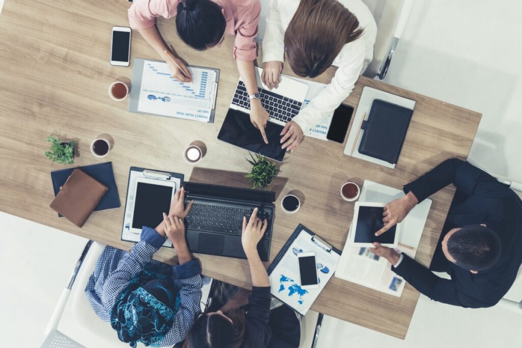 プロジェクトマネージャーの仕事をしている人たち