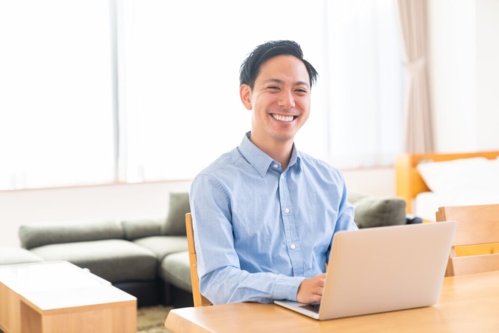 インフラエンジニアのリモートワークする男性