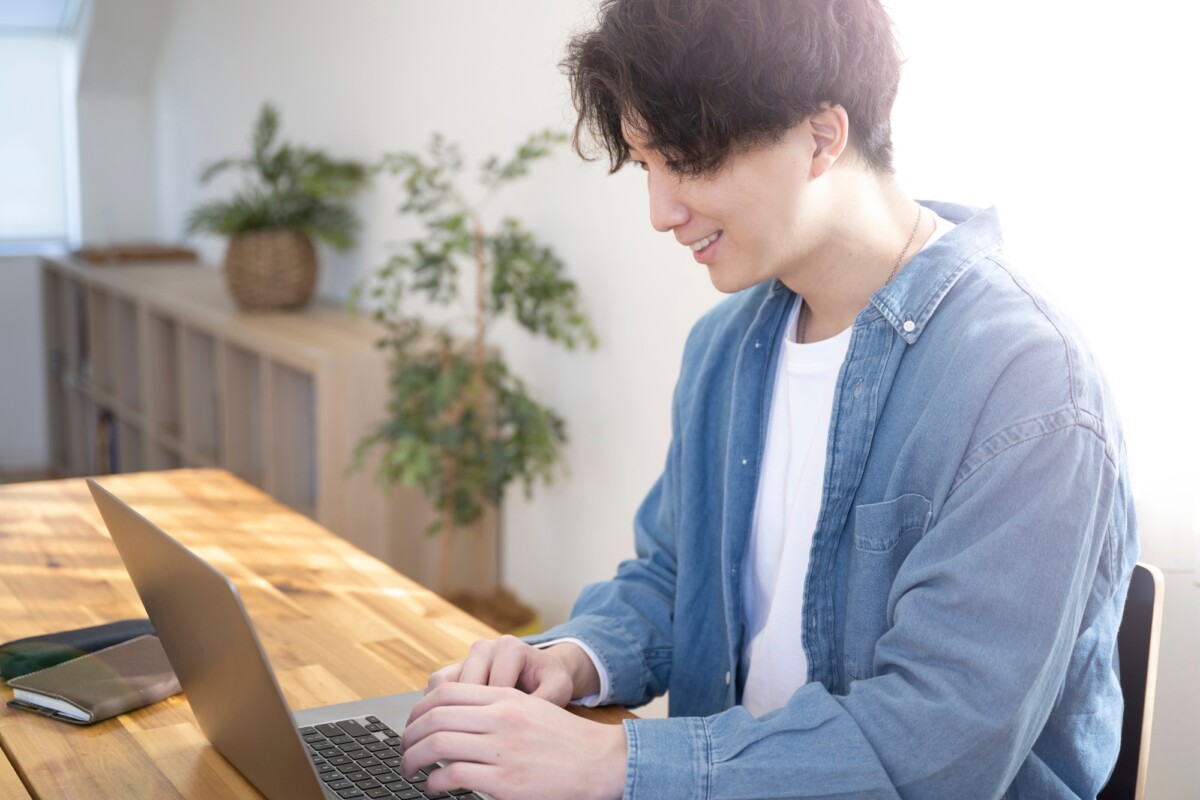 リモートワークしている男性