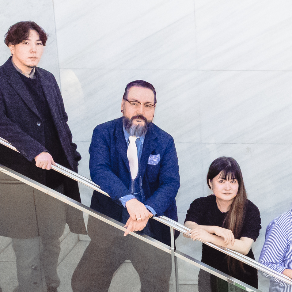 仲間たちと並ぶ高見