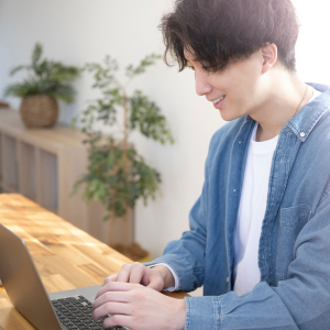 リモートで働く男性