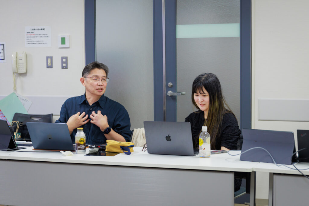 運用保守オペレータの杉下とエンジニアの長濱