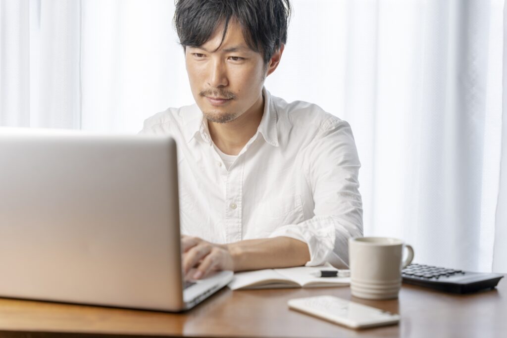 運用保守オペレーター・アシスタントWebディレクターのリモートワークする男性